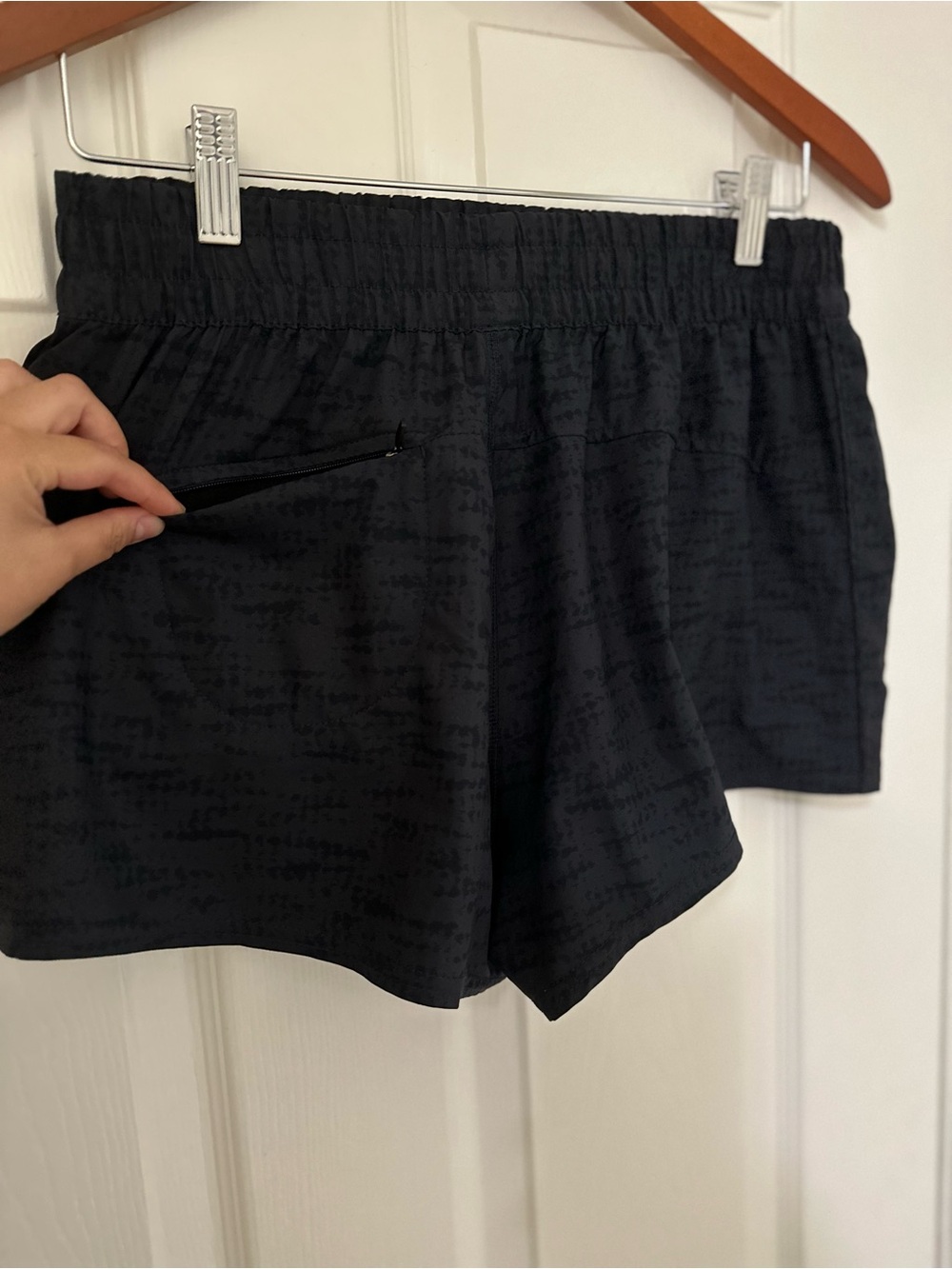 Preloved Vuori Sz M Dash Shorts Black Camo Textured $58 MSRP - Picture 4 of 6